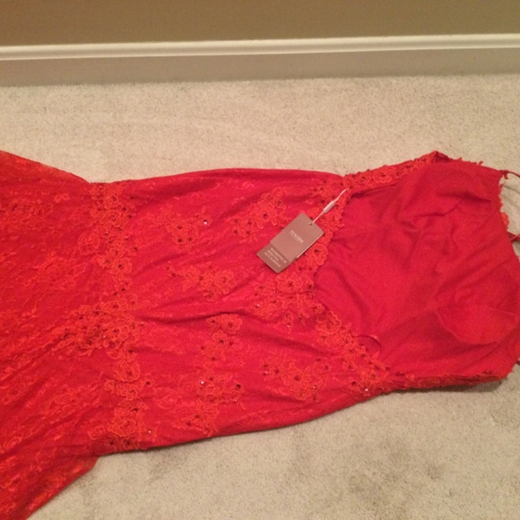 Beautiful RED. Prom or Special Occasion Dress Size 16. Never Worn ! - Picture 5 of 8